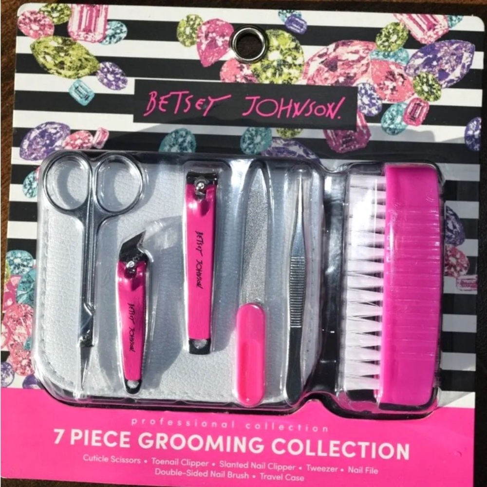 NEW IN BOX BETSEY JOHNSON 7 Piece Manicure Pedicure set + Travel case Pink, NIB
